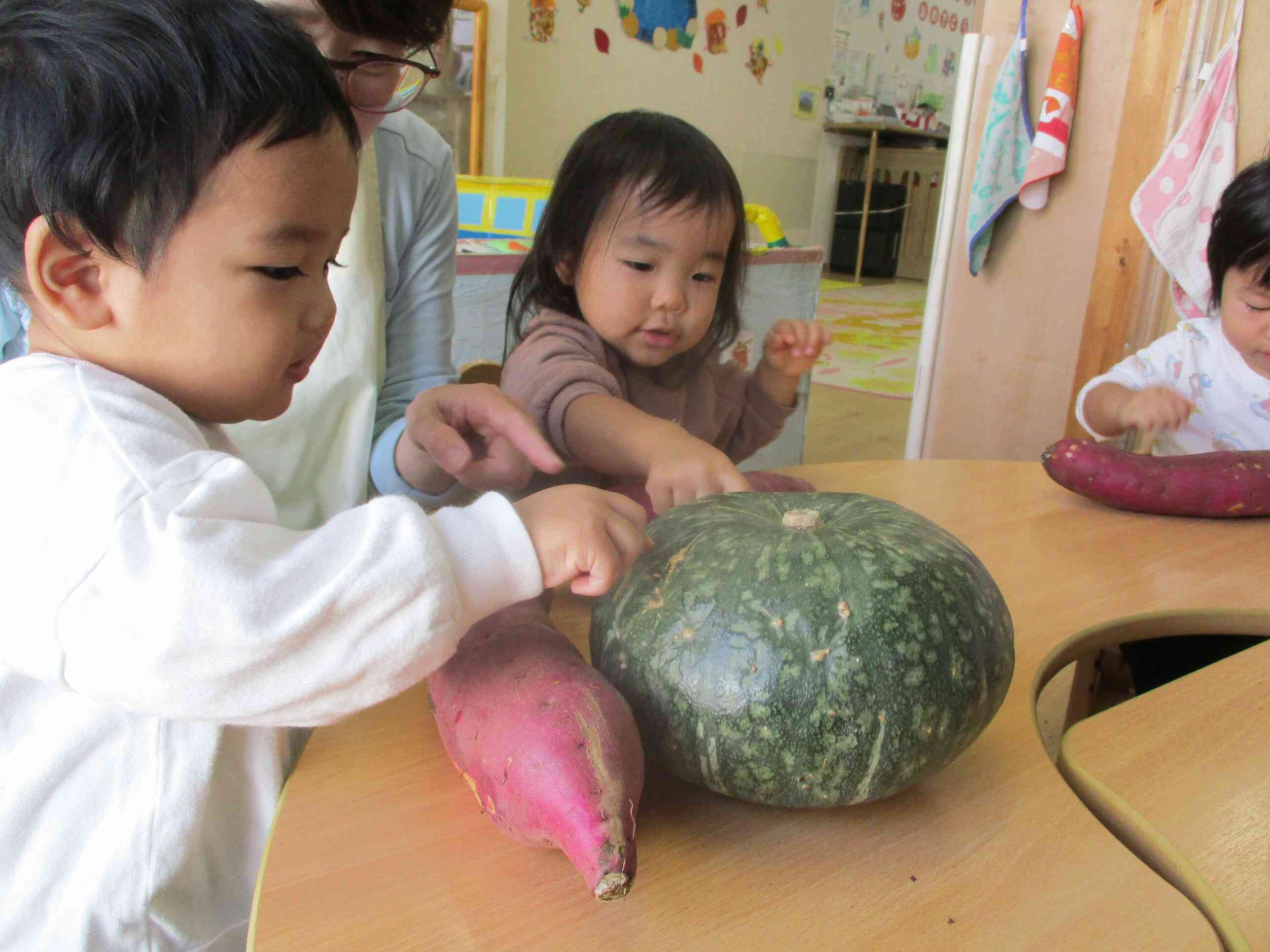 秋野菜を触ってみたよ！（食育）｜ニチイキッズ高畑保育室